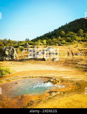 Natürliche heiße Quellen in den Jermuk Mountains im Freien. Versteckte Schätze Sightseeing Armenien. Stockfoto