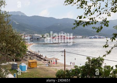 Hafen von Limenas, Fähren von Thassos und Strand, Griechenland Stockfoto