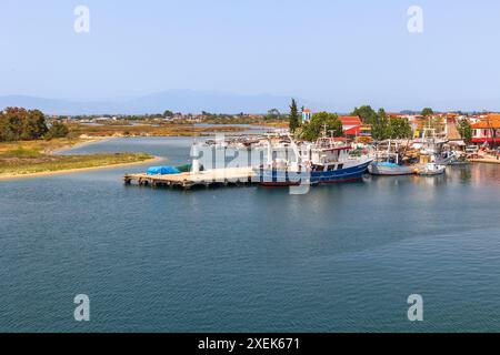 Keramoti, Blick auf den griechischen Hafen, Fähre nach Thassos Stockfoto