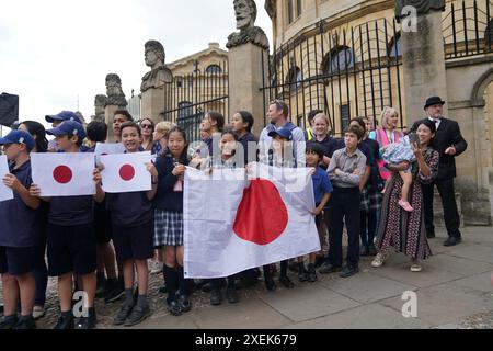 Studenten der Dragon School in Oxford warten auf den Besuch des japanischen Kaisers Naruhito und seiner Frau Empress Masako nach ihrem Besuch im Balliol College in Oxford im Rahmen ihres Staatsbesuchs in Großbritannien. Bilddatum: Freitag, 28. Juni 2024. Stockfoto