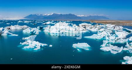 Luftaufnahme der Gletscherlagune mit schneebedeckten Bergen in Island Stockfoto