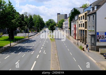 28.06.2024, Essen, Nordrhein-Westfalen, Deutschland - kurz vor der Grugahalle ist schon am Vortag des AFD-Bundesparteitags 2024 die Alfredstraße / B224, eine der Hauptverkehrsachsen in Essen, gesperrt und vollkommen leer *** 28 06 2024, Essen, Nordrhein-Westfalen, Deutschland kurz vor der Grugahalle, Alfredstraße B224, eine der Hauptverkehrsadern in Essen ist bereits am Tag vor der AFD-Bundesparteikonferenz 2024 geschlossen und völlig leer Stockfoto