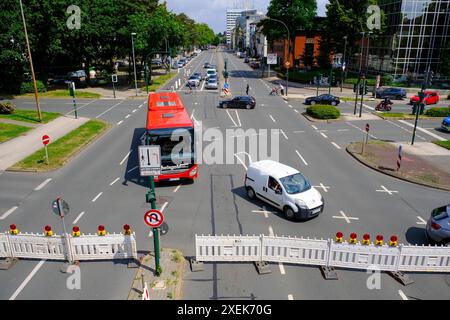 28.06.2024, Essen, Nordrhein-Westfalen, Deutschland - kurz vor der Grugahalle ist schon am Vortag des AFD-Bundesparteitags 2024 die Alfredstraße / B224, eine der Hauptverkehrsachsen in Essen, gesperrt und der Verkehr wird abgeleitet *** 28 06 2024, Essen, Nordrhein-Westfalen, Deutschland kurz vor der Grugahalle, der Alfredstraße B224, eine der Hauptverkehrsadern in Essen ist bereits am Tag vor der AFD-Bundesparteikonferenz 2024 geschlossen und der Verkehr wird umgeleitet Stockfoto