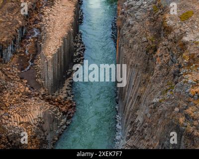 Aus der Vogelperspektive auf den lebhaften Blue-Green River, der durch den zerklüfteten Canyon in Island fließt Stockfoto