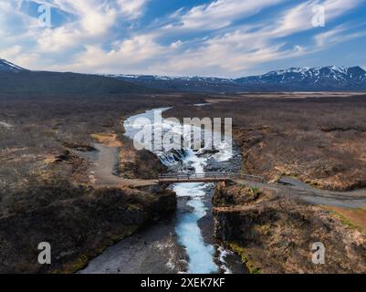 Majestätischer Sommerblick auf den Bruarfoss Wasserfall. Der Isländische Blaue Wasserfall. Stockfoto