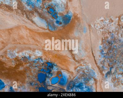Blick aus der Vogelperspektive auf die isländische Landschaft mit blauen Pools und Brown Rock Formationen Stockfoto
