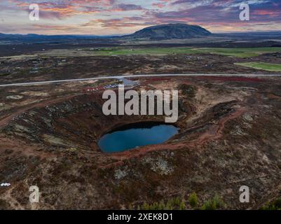 Aus der Vogelperspektive auf den Keria, einen vulkanischen Kratersee in Island. Stockfoto