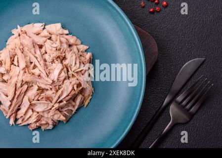 Köstliches Thunfischfleisch in Dosen mit Salz, Gewürzen und Öl Stockfoto