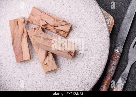 Köstliches Thunfischfleisch in Dosen mit Salz, Gewürzen und Öl Stockfoto