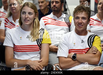 Brüssel, Belgien Juni 2024. ELINE Verstraelen und Lucas Claeyssens, fotografiert während einer Pressekonferenz von Wind & Watersport Vlaanderen und der Föderation Francophone du Yachting Belge mit der gesamten olympischen Segeldelegation, die am Freitag, den 28. Juni 2024 zu den Olympischen Spielen nach Marseille reiste. Die Segelsportler des Team Belgium sind vor den Olympischen Spielen 2024 in Paris im BOIC-COIB-Hauptquartier vertreten. BELGA PHOTO ERIC LALMAND Credit: Belga News Agency/Alamy Live News Stockfoto