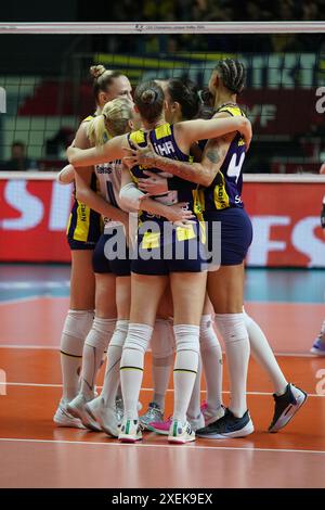 ISTANBUL, TURKIYE - 28. FEBRUAR 2024: Fenerbahce Opet-Spieler feiern beim Allianz MTV Stuttgart CEV Champions League Volley-Spiel den Punktestand Stockfoto