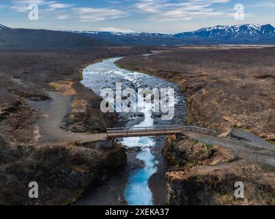 Majestätischer Sommerblick auf den Bruarfoss Wasserfall. Der Isländische Blaue Wasserfall. Stockfoto