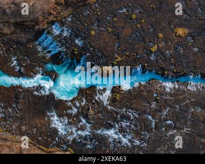 Majestätischer Sommerblick auf den Bruarfoss Wasserfall. Der Isländische Blaue Wasserfall. Stockfoto