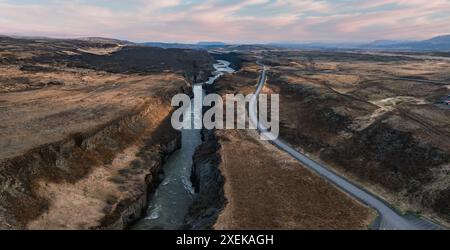 Luftaufnahme der gewundenen Straße durch den Deep Canyon in Islands rauer Landschaft Stockfoto