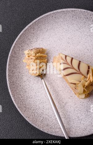 Ein Stück leckerer süßer esterhazy-Kuchen mit Nüssen und Sahne Stockfoto