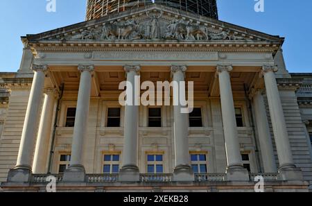 Detail der Vorderfassade und des Giebels des historischen Kentucky State Capitol in Frankfort. Stockfoto