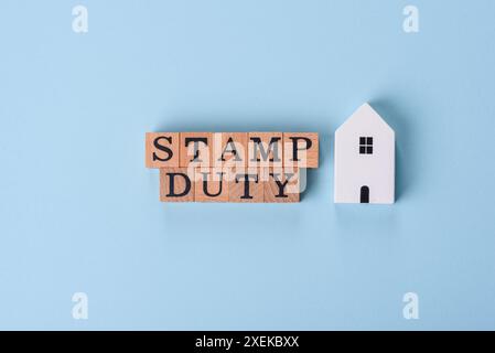 Die Inschrift Stamp Duty aus Holzwürfeln auf einem glatten Hintergrund Stockfoto