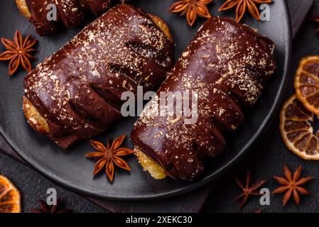 Köstliche süße Schokoladenkuchen mit Fruchtfüllung und Streuseln auf einer Keramikplatte Stockfoto