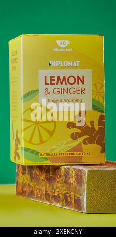 Mansfield, Nottingham, Großbritannien, 27. Juni 2024: Studio-Produktbild einer Schachtel Diplomat Lemon and Ginger Tea. Stockfoto