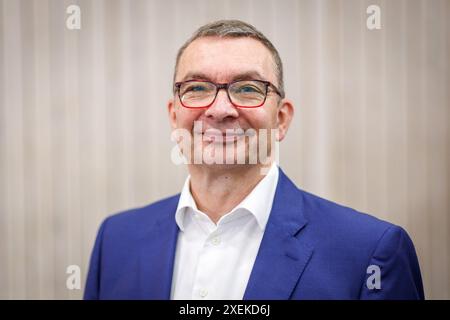 03. Juni 2024, Bayern, Nürnberg: Fußball: Bundesliga 2, 1. FC Nürnberg. Peter Meier, Vorsitzender des Aufsichtsrats. Foto: Daniel Karmann/dpa - WICHTIGER HINWEIS: Gemäß den Vorschriften der DFL Deutschen Fußball-Liga und des DFB Deutschen Fußball-Bundes ist es verboten, im Stadion und/oder des Spiels aufgenommene Fotografien in Form von sequenziellen Bildern und/oder videoähnlichen Fotoserien zu verwenden oder zu nutzen. Stockfoto