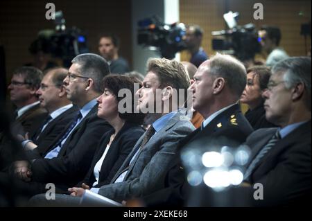 Nederland, Haren, 08-03-'13; Persconferentie van de commissie-Cohen die onderzoek heeft gedaan naar de rellen tijdens het Project X feest in Haren. Burgemeester Rob Bats (m) en politiechef Oscar Dros. Foto: Kees van de Veen Stockfoto