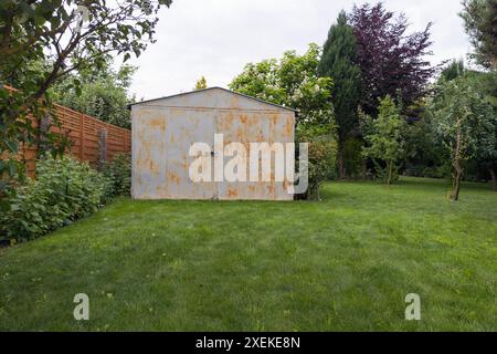 Garten mit rostfreiem Metallschuppen Stockfoto