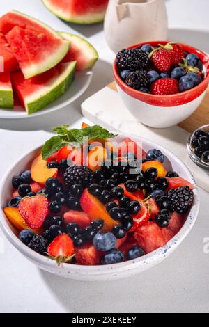 Sommer-Obstbeersalat mit Tapiokaperlen. Gesunde Ernährung Erfrischungssalat mit Wassermelone, Erdbeere, Heidelbeere und Bubble Tea Kugeln, auf weißer Tablette Stockfoto