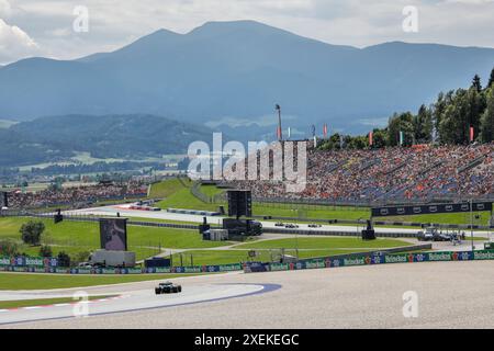 Spielberg, Österreich. Juni 2024. Formel 1 Quatar Airlines großer Preis von Österreich am Red Bull Ring, Österreich. Im Bild: Rundkurs-Atmosphäre mit Berg im Hintergrund während des ersten Trainings © Piotr Zajac/Alamy Live News Stockfoto