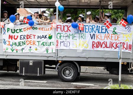 Neue dänische Studenten feiern am Freitag, den 28. Juni 2024. Traditionelles Highschool-Abitur Truck Drive Party in einem Vorstadtgebiet an der Küste nördlich von Kopenhagen. Nach Abschluss der Immatrikulationsprüfung ist es eine dänische Tradition, zu den Eltern der Studenten zu fahren - um zu trinken und zu essen und zu feiern, dass das Studium beendet ist und die Prüfung bestanden wurde. Charlottenlund Fredensvej Dänemark Copyright: XKristianxTuxenxLadegaardxBergx 2E6A5943 Stockfoto