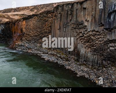 Luftaufnahme der Basaltsäulen und des Calm River in isländischer Landschaft Stockfoto