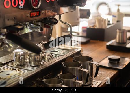 Kaffeemaschine im Café. Der Moment der Zubereitung des Kaffeegetränks. Unschärfe und selektiver Fokus Stockfoto