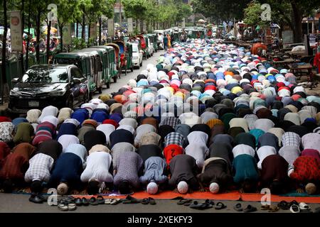 Dhaka, Bangladesch. Juni 2024. Die Muslime geben Freitagsgebet auf der Straße in Panthapath von Dhaka ab. Viele Muslime kommen zusammen, um beim Jummah-Gebet zu beten. Zu dieser Zeit stehen die Menschen auf der Straße und beten wegen des Platzmangels in der Moschee. (Kreditbild: © Syed Mahabubul Kader/ZUMA Press Wire) NUR REDAKTIONELLE VERWENDUNG! Nicht für kommerzielle ZWECKE! Stockfoto