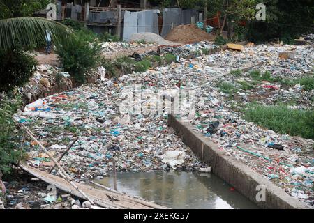 Dhaka, Bangladesch – 28. Juni 2024: Verschwendet Kunststoffmaterial und giftige Chemikalien aus sterbenden Fabriken, die in einem Kanal bei Uttar Manda in Dhaka, Bangla, abgeladen werden Stockfoto