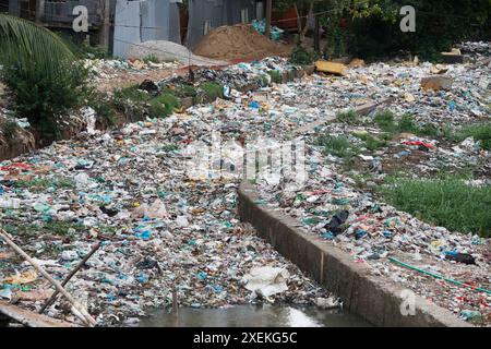 Dhaka, Bangladesch – 28. Juni 2024: Verschwendet Kunststoffmaterial und giftige Chemikalien aus sterbenden Fabriken, die in einem Kanal bei Uttar Manda in Dhaka, Bangla, abgeladen werden Stockfoto