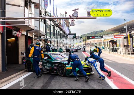 Stavelot, Belgique. Juni 2024. 21 CLARK Charles (gbr), DEJONGHE Sam (bel), LISMONT Matisse (bel), MAASSEN Xavier (nld), Aston Martin Vantage AMR GT3 EVO, Ambiance, Pitlane, während des CrowdStrike 24 Hours of Spa 2024, 2. Rennen des GT World Challenge Europe Endurance Cup 2024, 26. Bis 30. Juni 2024 auf dem Circuit de Spa-Francorchamps, in Stavelot, Belgien - Foto Damien Saulnier/DPPI Credit: DPPI Media/Alamy Live News Stockfoto