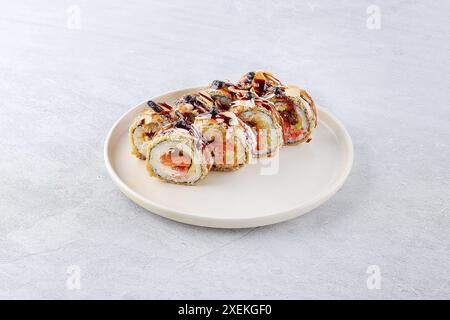 Heiße Tempura-Brötchen mit Lachs und Käse Stockfoto