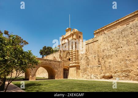 Eingang Steinbrücke und Tor zur befestigten mittelalterlichen Stadt Mdina genannt stille Stadt in der nördlichen Region von Malta. Stockfoto