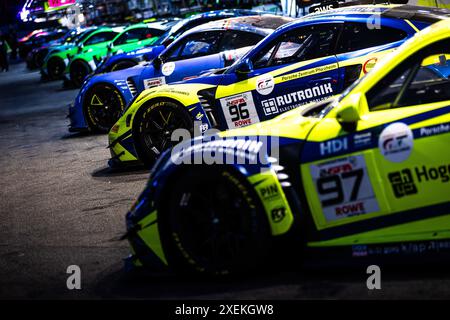 Stavelot, Belgique. Juni 2024. 96 NIEDERHAUSER Patric (Che), MÜLLER Sven (deu), ANDLAUER Julien (fra) Porsche 911 GT3 R, Ambiance, Boxengasse, während des CrowdStrike 24 Hours of Spa 2024, 2. Rennen des GT World Challenge Europe Endurance Cup 2024, 26. Bis 30. Juni 2024 auf dem Circuit de Spa-Francorchamps in Stavelot, Belgien - Foto Damien Saulnier/DPPI Credit: DPPI Media/Alamy Live News Stockfoto