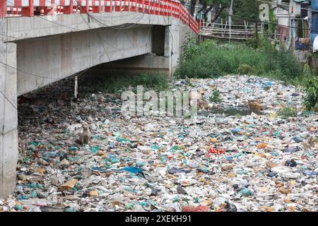 Dhaka, Bangladesch – 28. Juni 2024: Verschwendet Kunststoffmaterial und giftige Chemikalien aus sterbenden Fabriken, die in einem Kanal bei Uttar Manda in Dhaka, Bangla, abgeladen werden Stockfoto