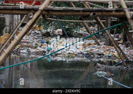 Dhaka, Bangladesch – 28. Juni 2024: Verschwendet Kunststoffmaterial und giftige Chemikalien aus sterbenden Fabriken, die in einem Kanal bei Uttar Manda in Dhaka, Bangla, abgeladen werden Stockfoto