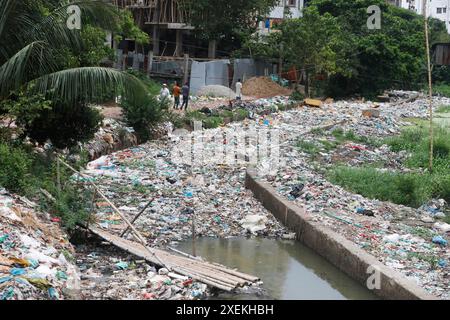 Dhaka, Bangladesch – 28. Juni 2024: Verschwendet Kunststoffmaterial und giftige Chemikalien aus sterbenden Fabriken, die in einem Kanal bei Uttar Manda in Dhaka, Bangla, abgeladen werden Stockfoto