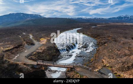 Majestätischer Sommerblick auf den Bruarfoss Wasserfall. Der Isländische Blaue Wasserfall. Stockfoto