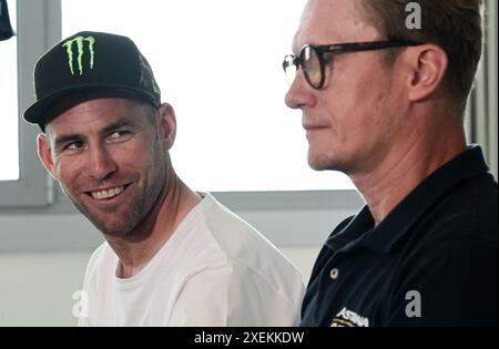 Der britische Mark Cavendish für das Team Astana Qazaqstan und der Regisseur Alexander Vinokourov nehmen vor dem Rennen an einer Pressekonferenz in Florenz Teil. Stockfoto