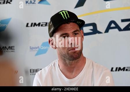 Der britische Mark Cavendish für das Team Astana Qazaqstan und der Regisseur Alexander Vinokourov nehmen vor dem Rennen an einer Pressekonferenz in Florenz Teil. Stockfoto