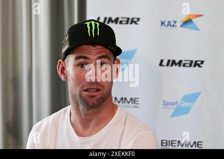 Der britische Mark Cavendish für das Team Astana Qazaqstan und der Regisseur Alexander Vinokourov nehmen vor dem Rennen an einer Pressekonferenz in Florenz Teil. Stockfoto