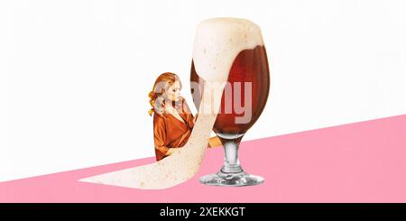 Poster. Zeitgenössische Kunstcollage. Großes Bierglas mit schäumendem Kopf, auf rosa Tisch in der Nähe einer schönen Frau in Retro-Kleidung. Stockfoto