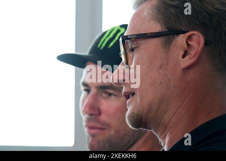 Der britische Mark Cavendish für das Team Astana Qazaqstan und der Regisseur Alexander Vinokourov nehmen vor dem Rennen an einer Pressekonferenz in Florenz Teil. Stockfoto