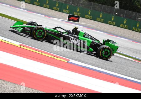 Spielberg, Österreich. Juni 2024. Kick Saubers chinesischer Fahrer Zhou Guanyu tritt am 28. Juni 2024 beim ersten Training des Formel-1-Großen Preises von Österreich in Spielberg an. Quelle: He Canling/Xinhua/Alamy Live News Stockfoto
