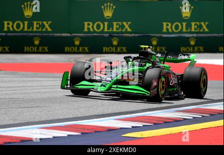 Spielberg, Österreich. Juni 2024. Kick Saubers chinesischer Fahrer Zhou Guanyu tritt am 28. Juni 2024 beim ersten Training des Formel-1-Großen Preises von Österreich in Spielberg an. Quelle: He Canling/Xinhua/Alamy Live News Stockfoto