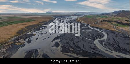 Luftaufnahme des sich windenden Flusses in karger isländischer Landschaft Stockfoto